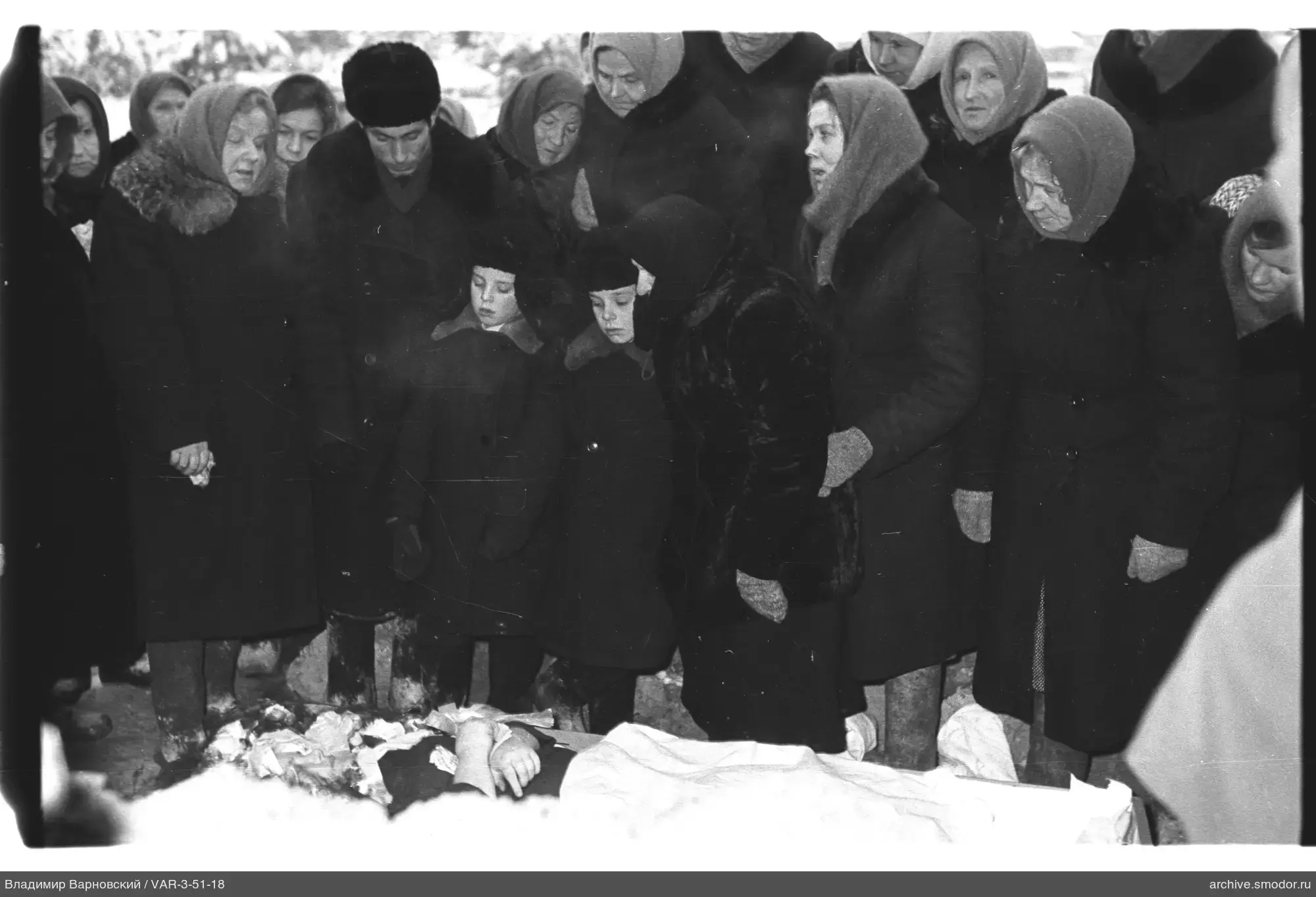Групповой снимок с телом