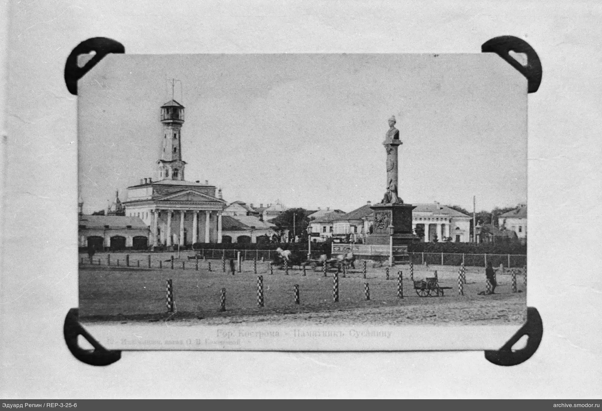 Обзорная фотография с памятником и зданием