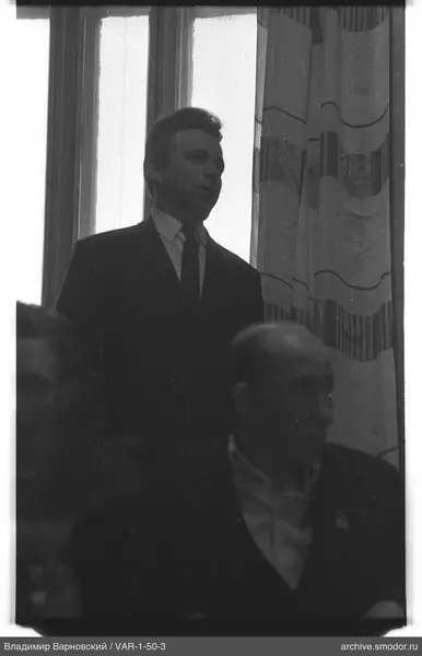 Zwei Männer am Fenster