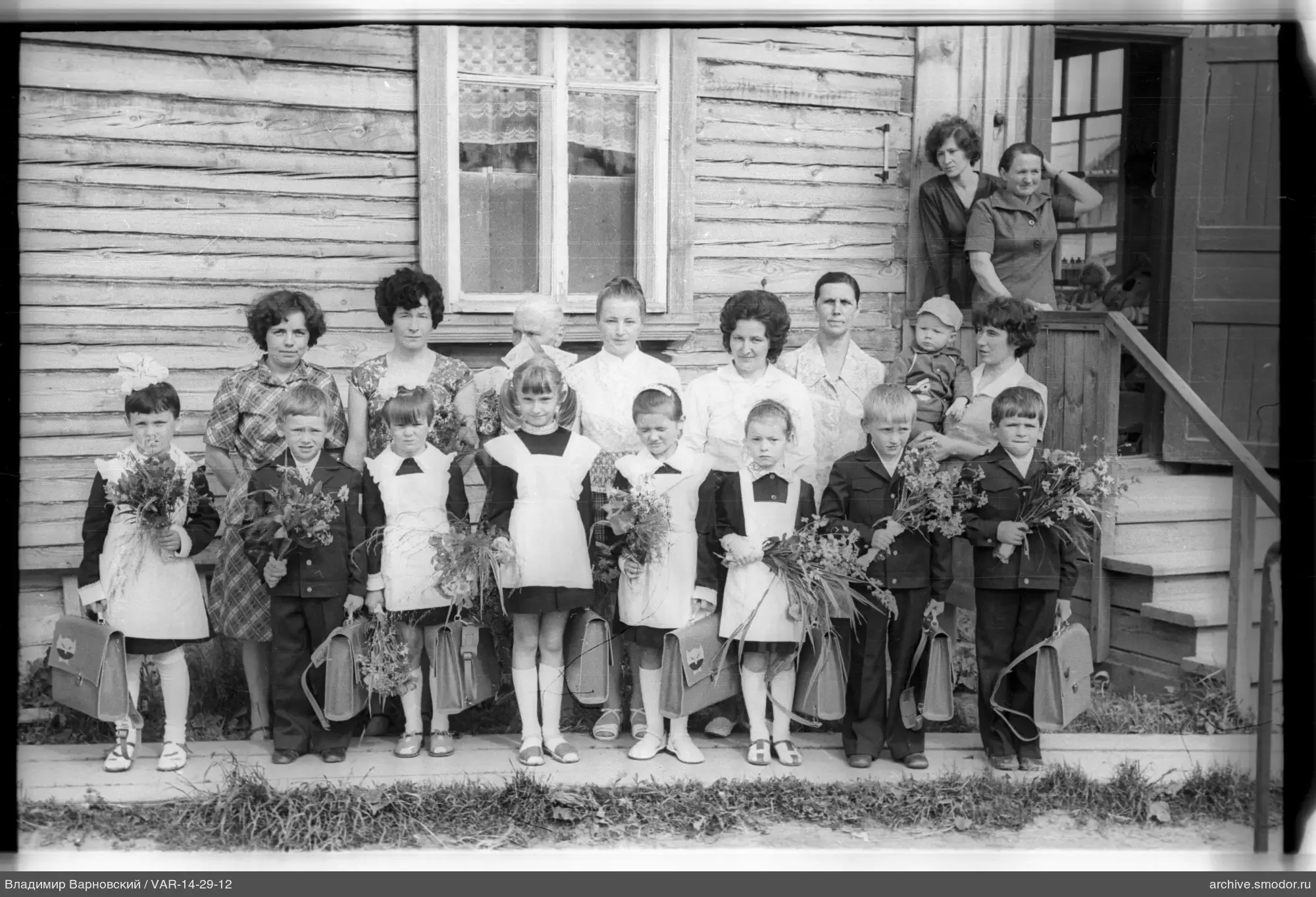 Gruppenporträt von Kindern und Frauen