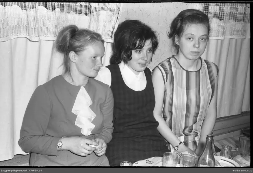 Gruppenporträt von Frauen am Fenster