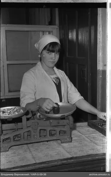 Frau mit Waagen und Holzkiste
