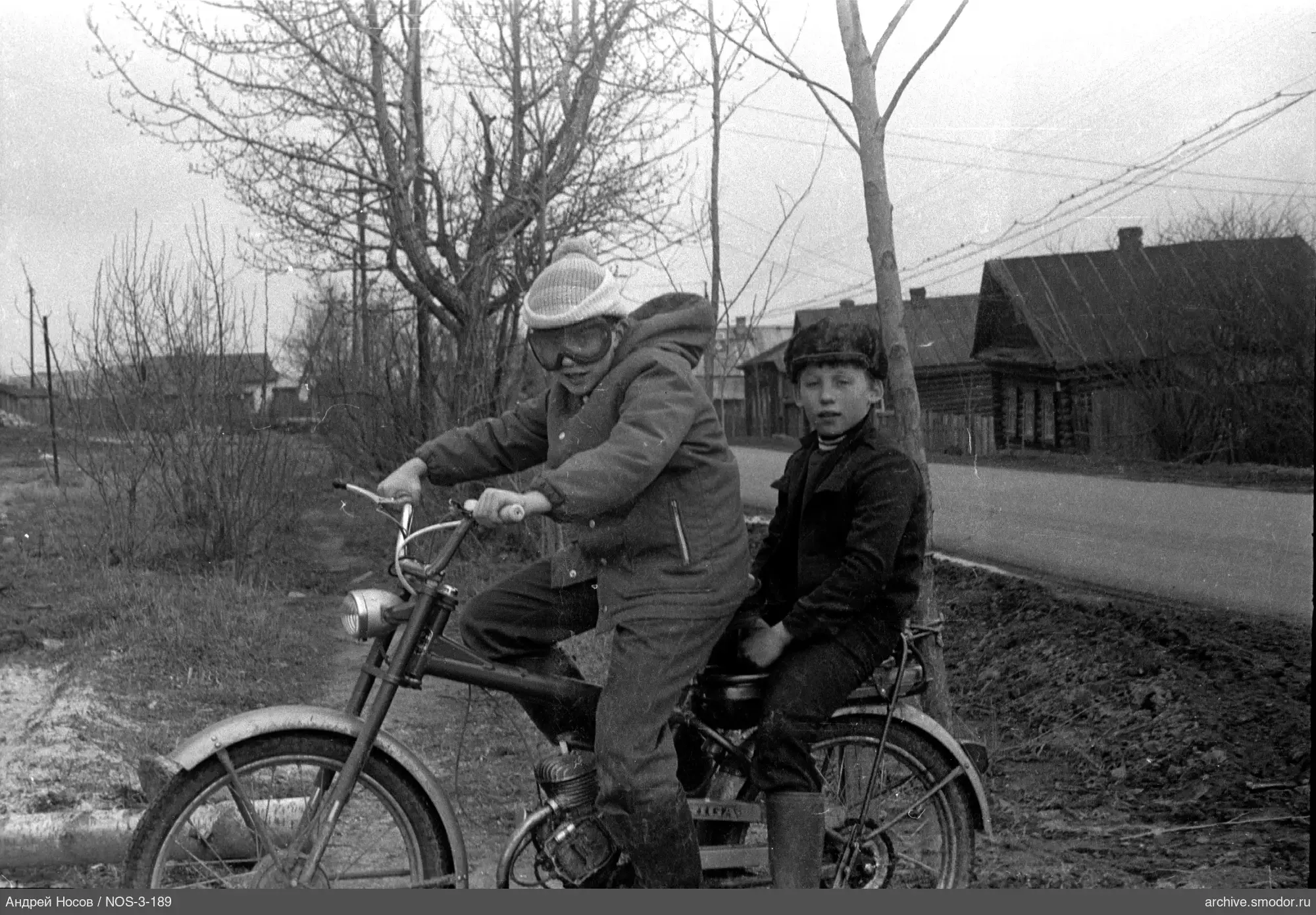 Zwei Jungen auf einem Moped