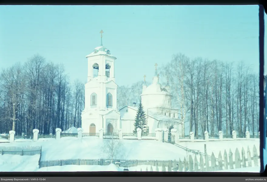 Вид на церковь с колокольней и куполом