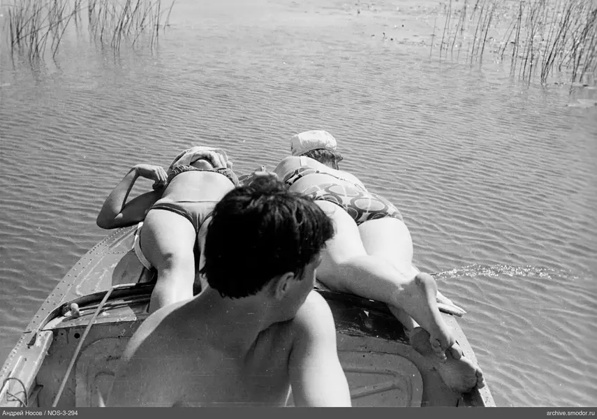 Люди в лодке на воде