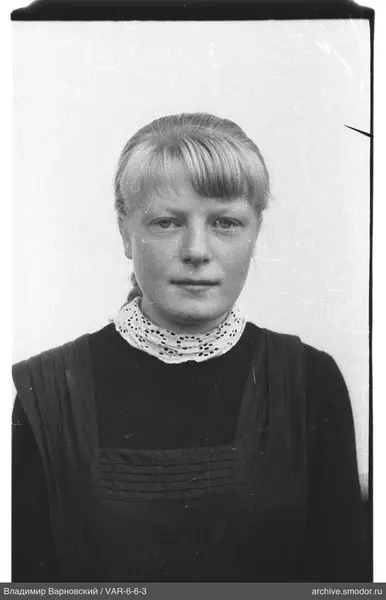 Porträt einer Frau in dunklem Kleid