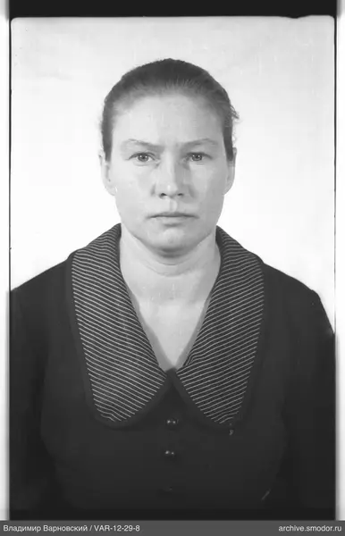 Porträt einer Frau in dunklem Kleid