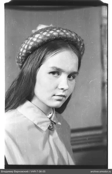 Porträt eines Mädchens mit heller Jacke und gestrickter Baskenmütze