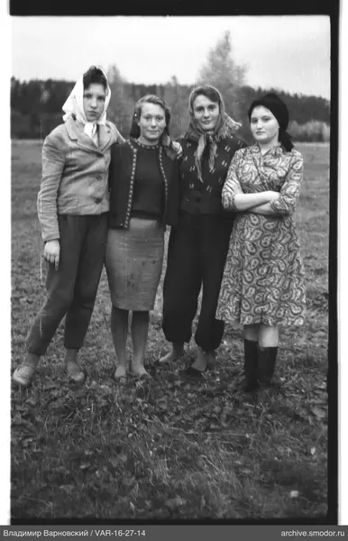 Gruppenporträt von Frauen auf einer Wiese