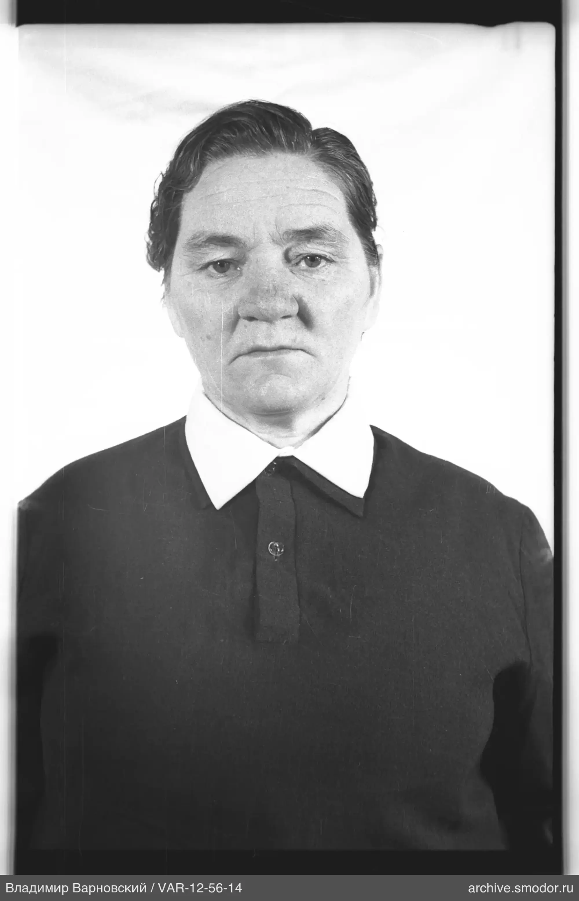 Porträt einer Frau mit zurückgekämmtem Haar