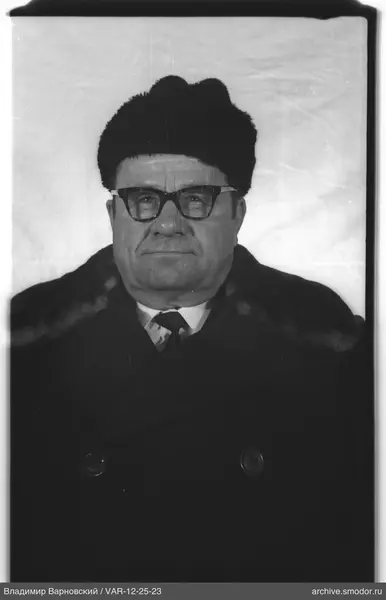 Porträt eines Mannes mit Pelzmütze und Brille