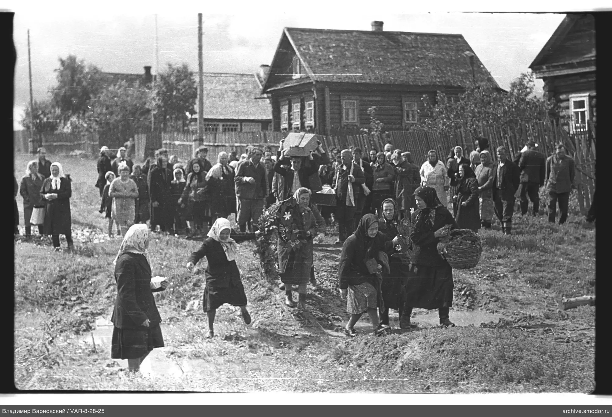 Группа женщин с венком и корзиной на дороге