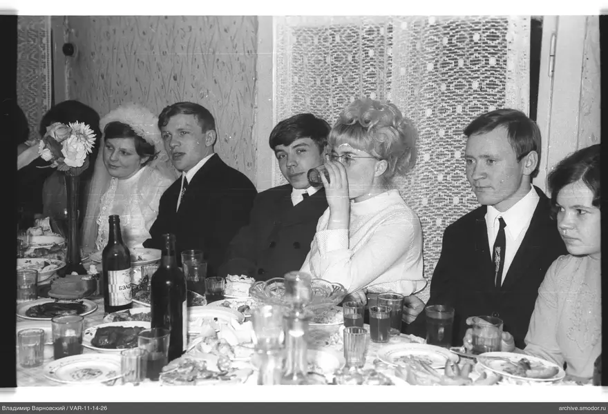 Gruppenporträt am Tisch