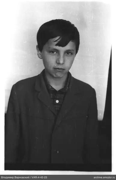 Porträt eines Jungen in Jacke und Hemd