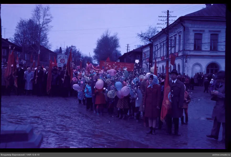 Gruppe mit Fahnen und Ballons