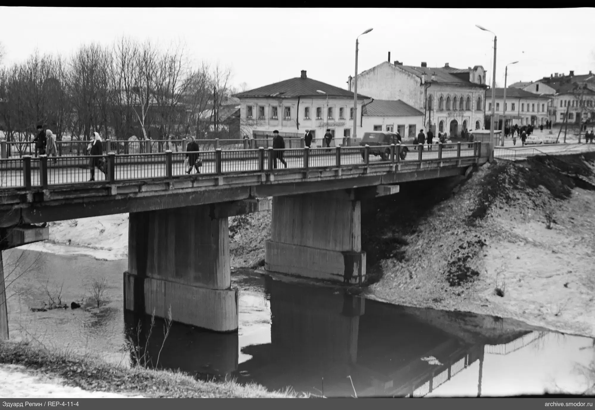 Steinbrücke über einen Fluss