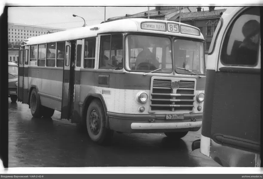 Bus Linie 85 mit Fahrgästen