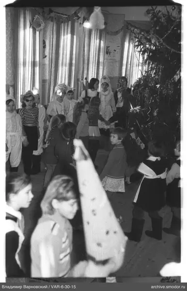 Gruppe von Kindern und Jugendlichen im Kreis
