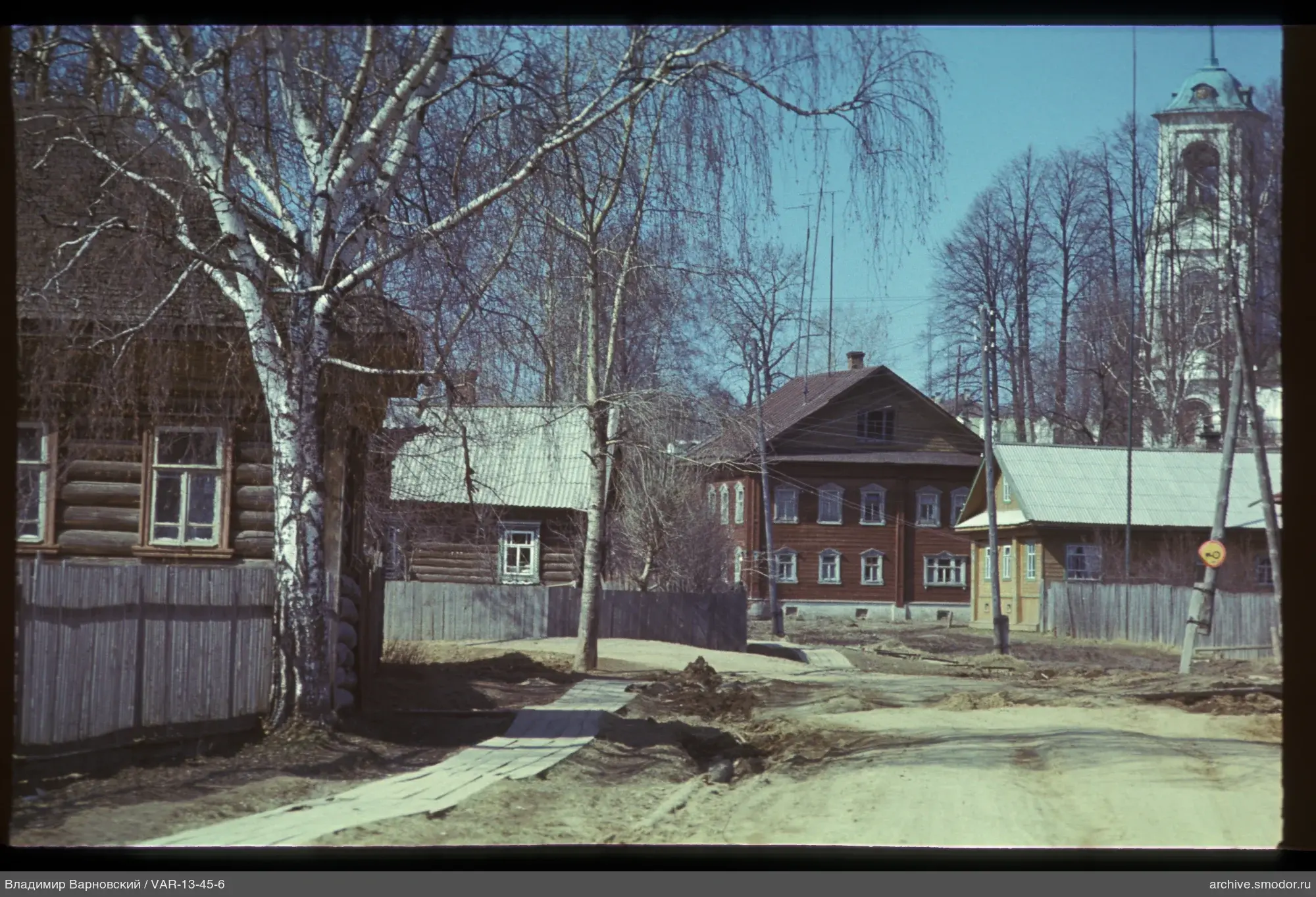 Улица с деревянными домами и колокольней
