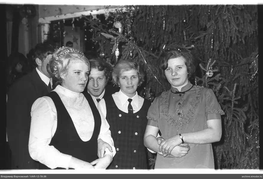 Gruppe vor geschmücktem Weihnachtsbaum