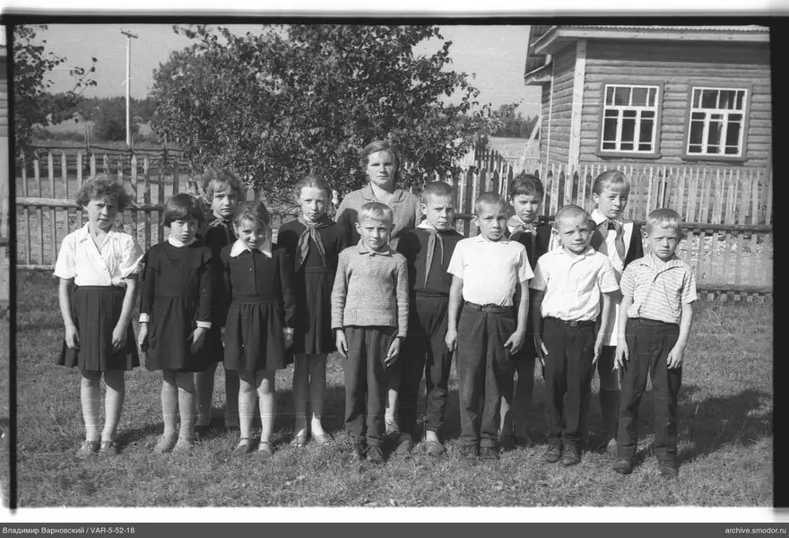 Gruppenporträt von Kindern und Frau