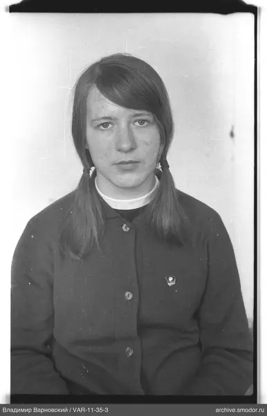 Porträt einer Frau mit Zöpfen