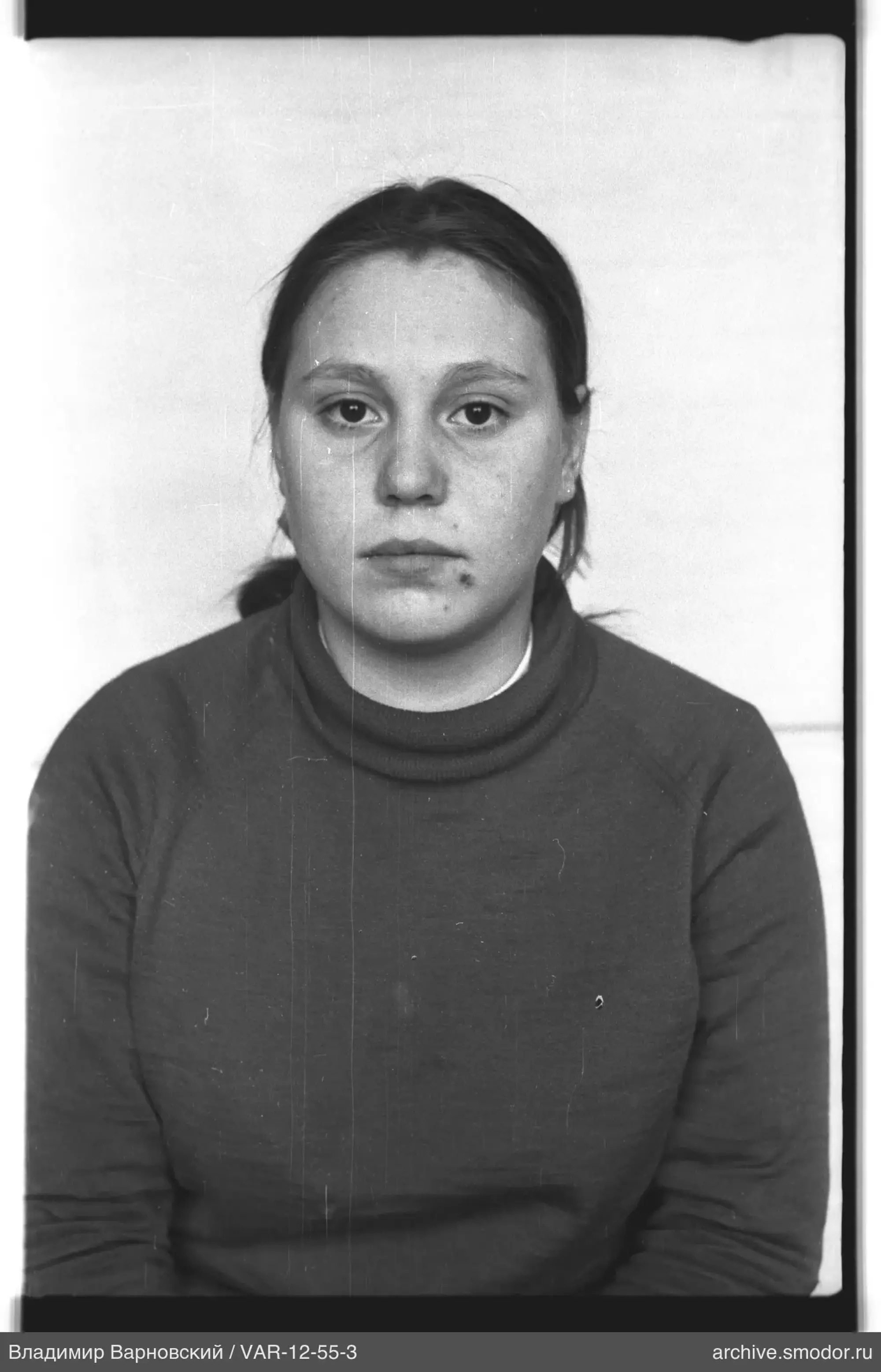 Porträt einer Frau in dunklem Pullover