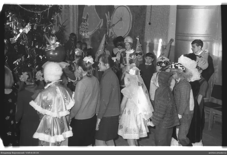 Gruppe von Kindern in Kostümen bei Weihnachtsbaum
