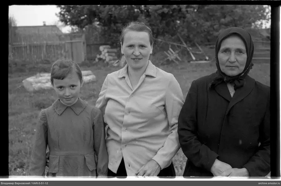 Gruppenporträt von Frauen und Mädchen