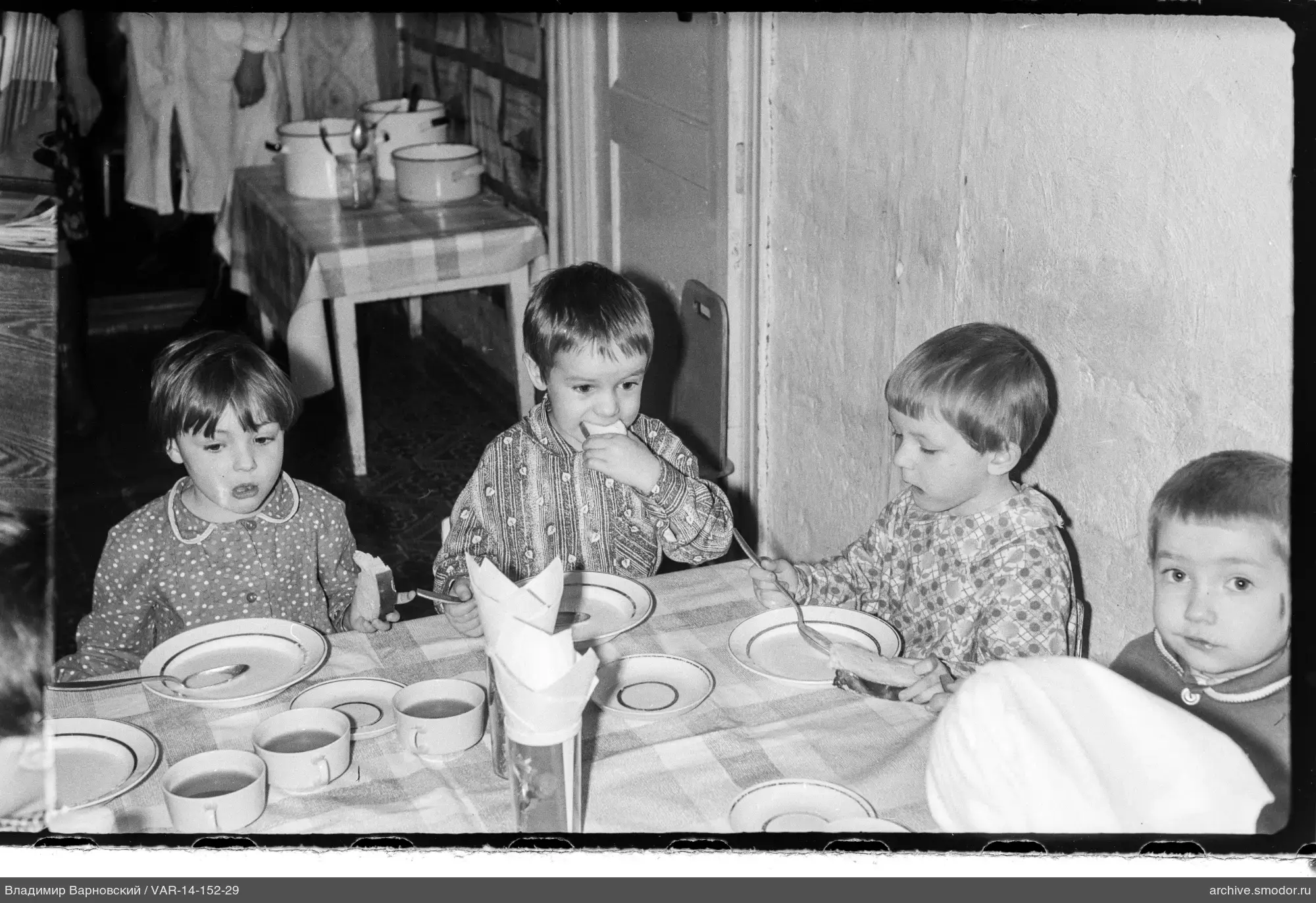 Kinder am Tisch mit Essen