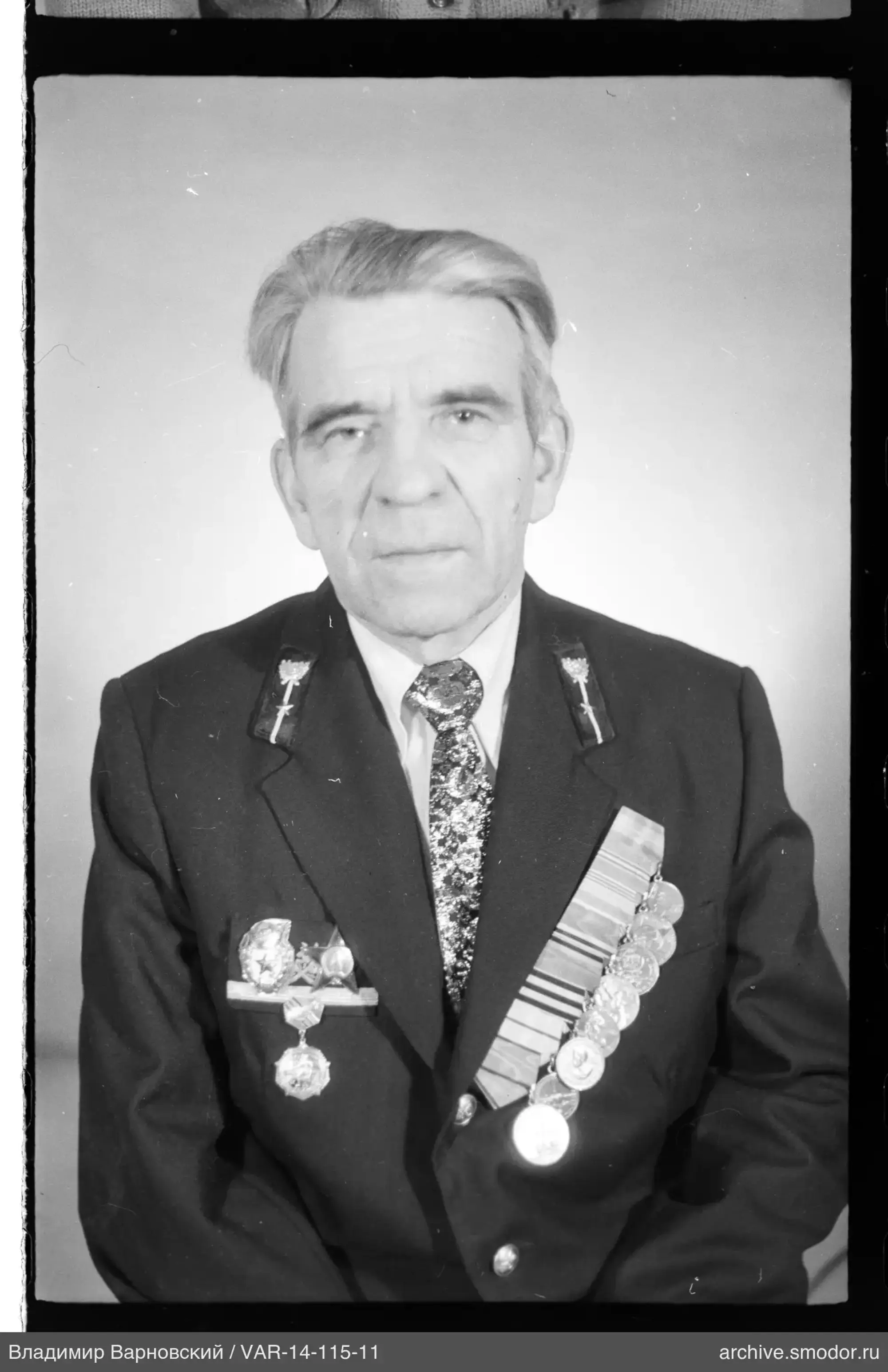 Портрет мужчины с медалями и эмблемами