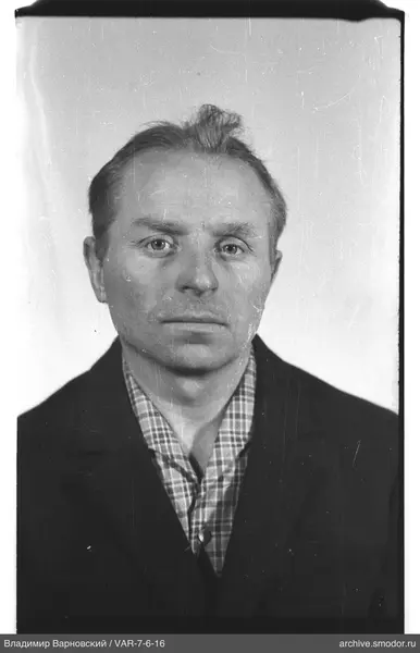 Porträt eines Mannes in Jacke und Hemd