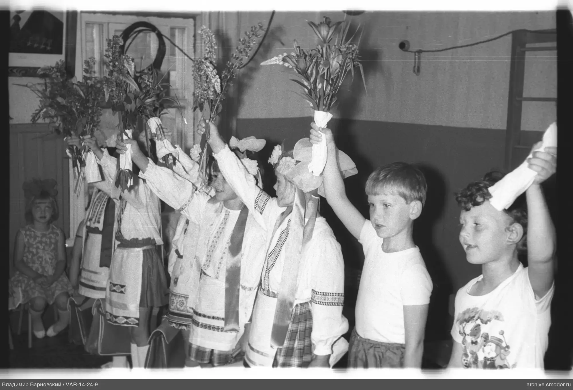 Kinder mit Blumen in Gruppenaufnahme