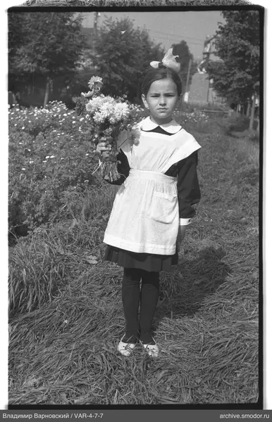 Vollbildporträt eines Mädchens mit Blumenstrauß