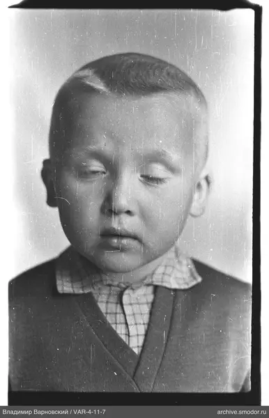 Porträt eines Jungen mit geschlossenen Augen