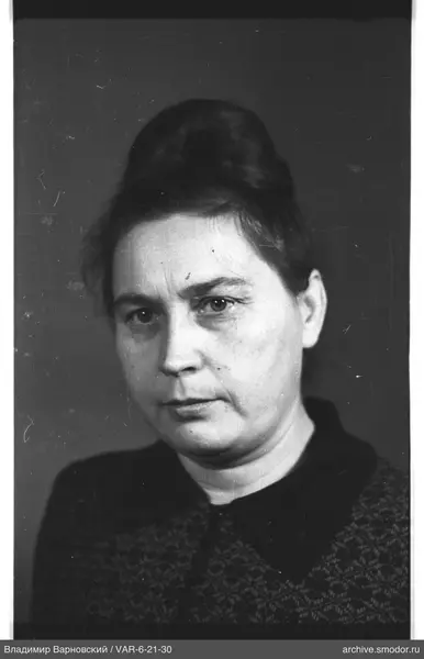 Porträt einer Frau mit Dutt