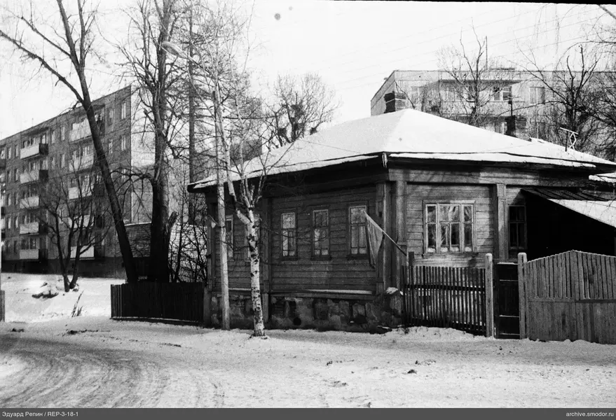 Holzhaus und Wohngebäude im Schnee