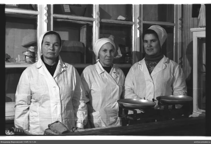 Gruppenporträt von Frauen in einer Apotheke