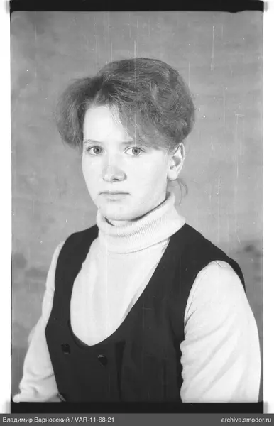 Porträt einer Frau in Pullover und Weste