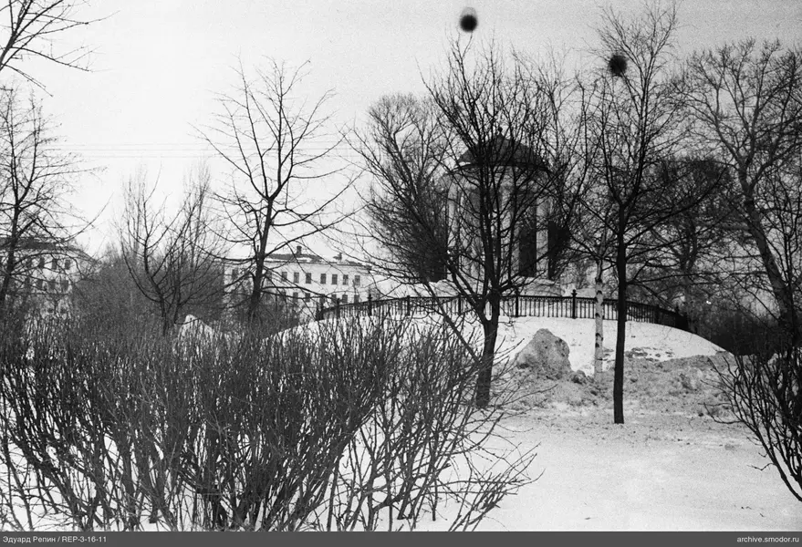 Schneebedecktes Gebiet mit Rotunde und Gebäude