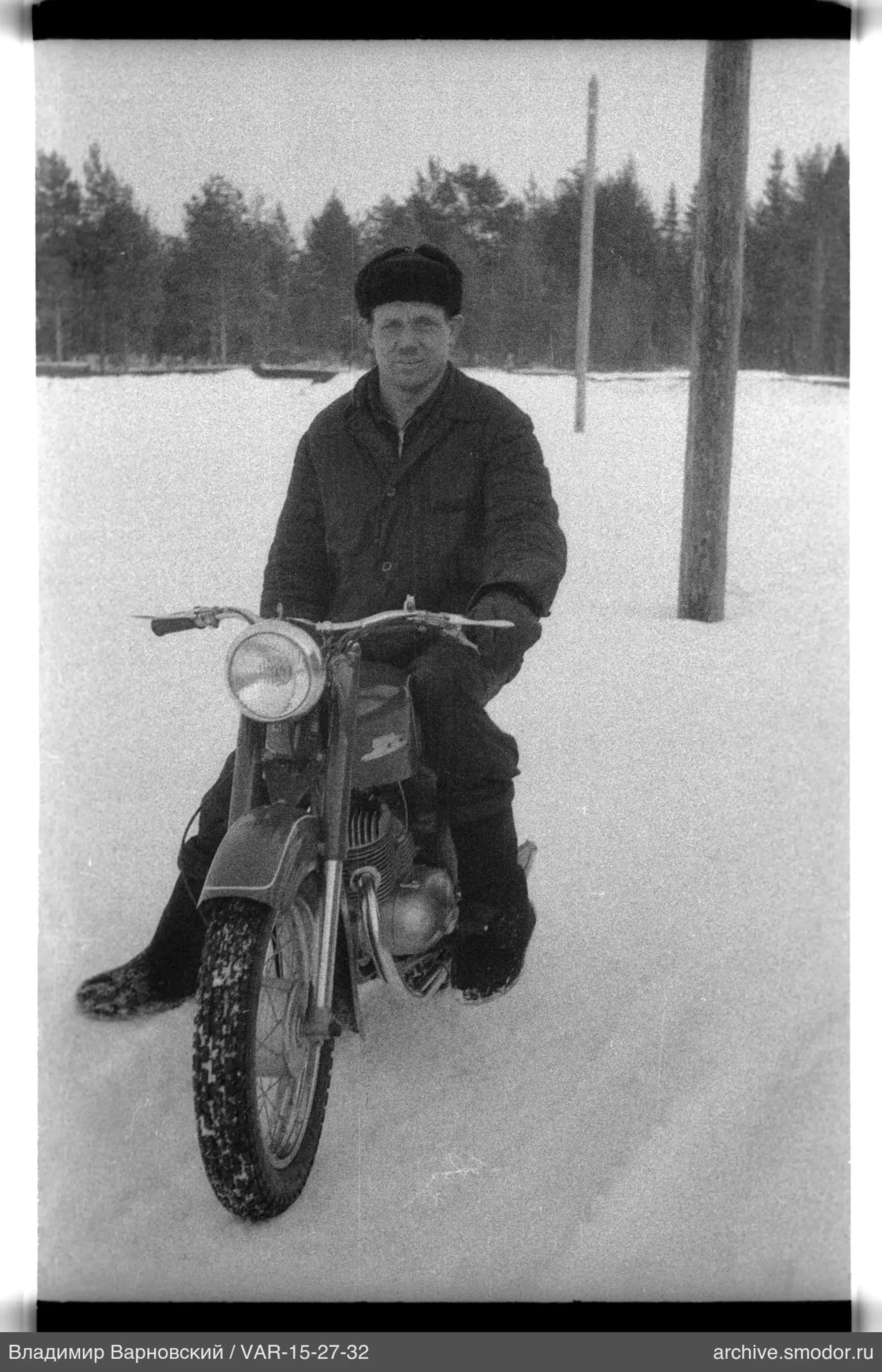Mann auf Motorrad im Schnee