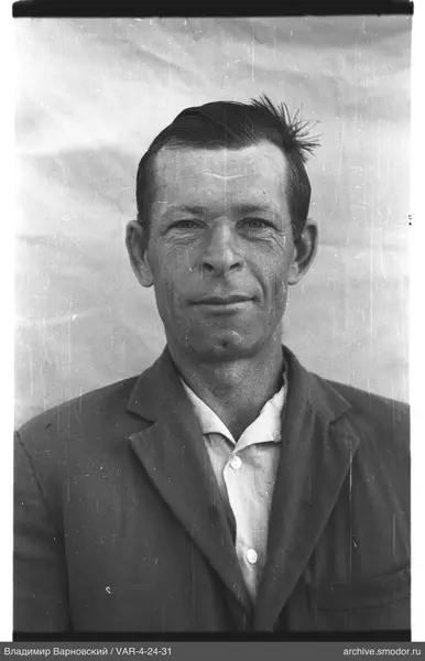 Porträt eines Mannes in Jacke und Hemd