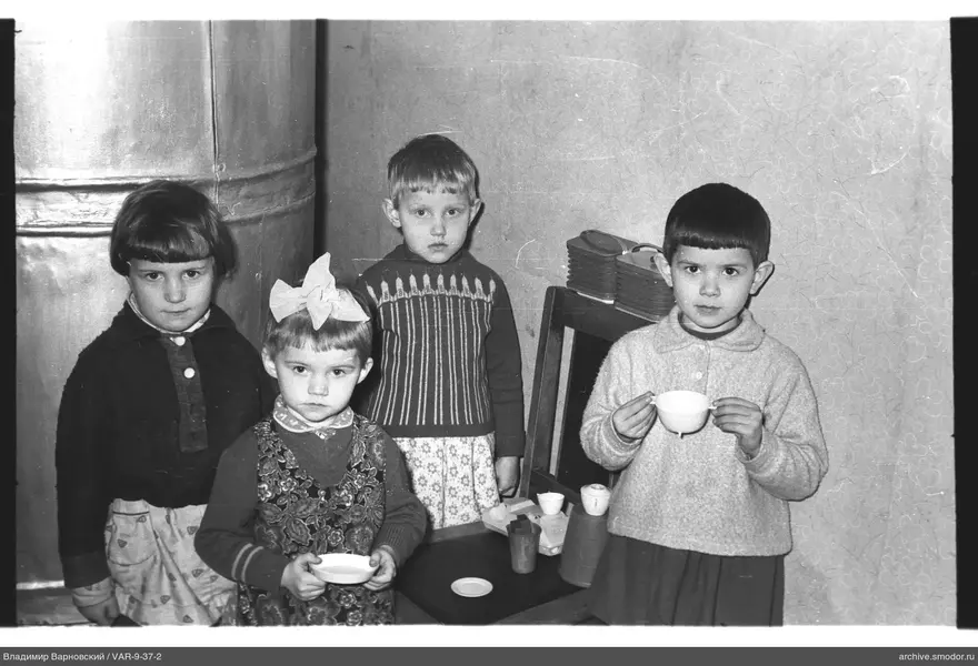 Gruppenporträt von Kindern an der Wand