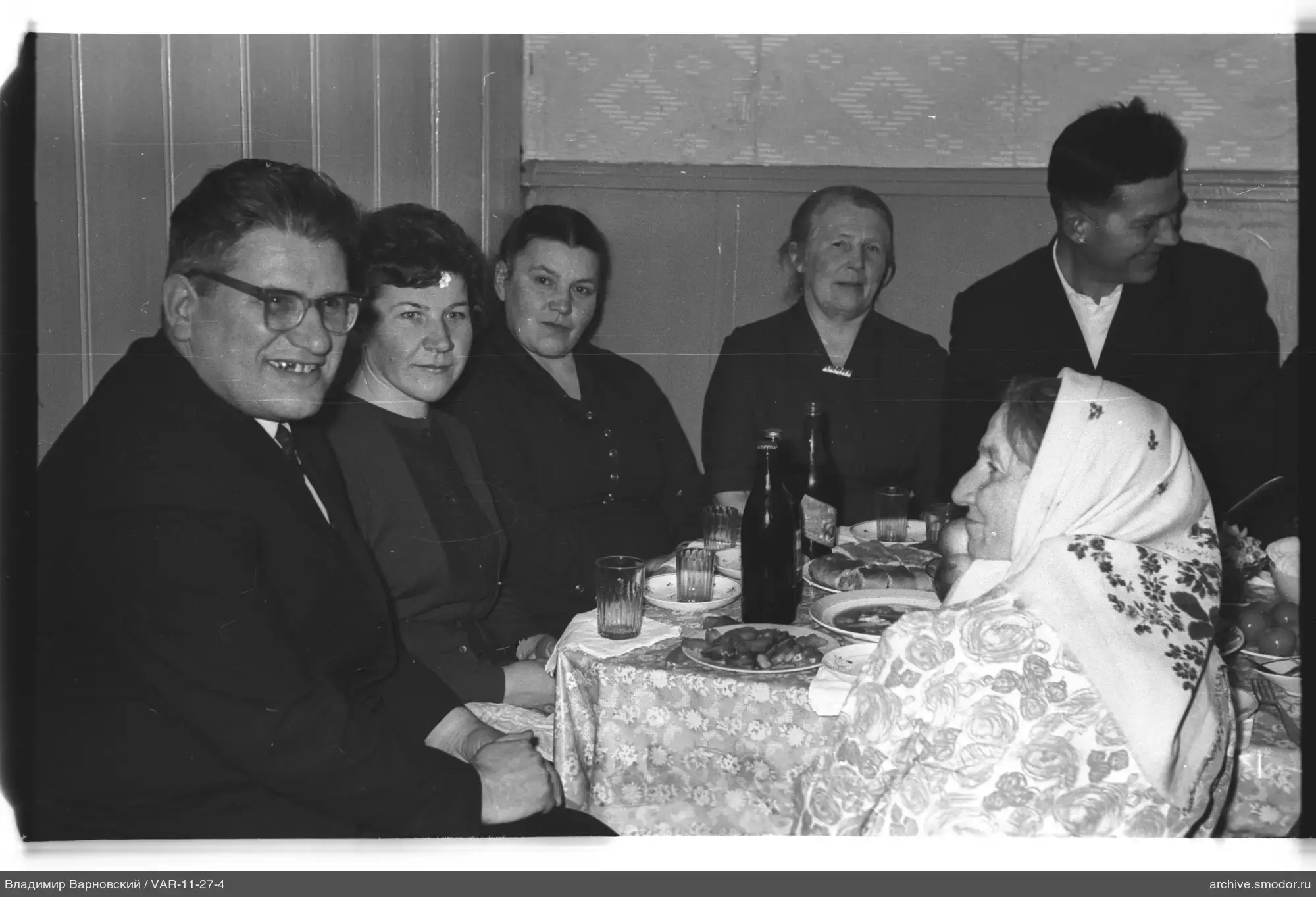 Gruppenporträt am Tisch