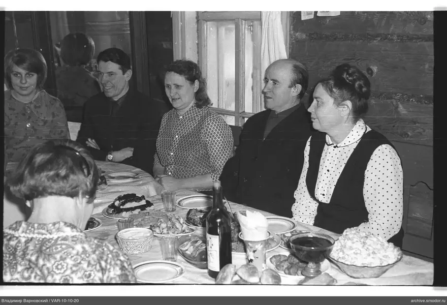 Gruppe am Tisch mit Essen und Getränken