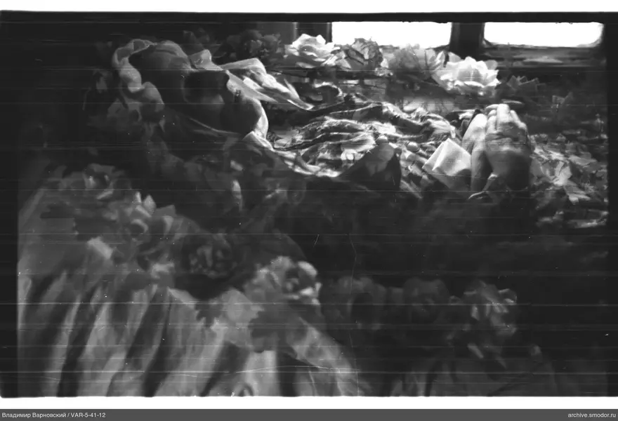 Person mit gefaltetem Papier