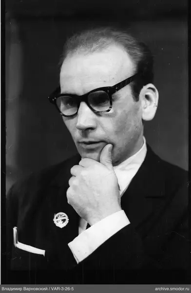 Portrait of a man with glasses