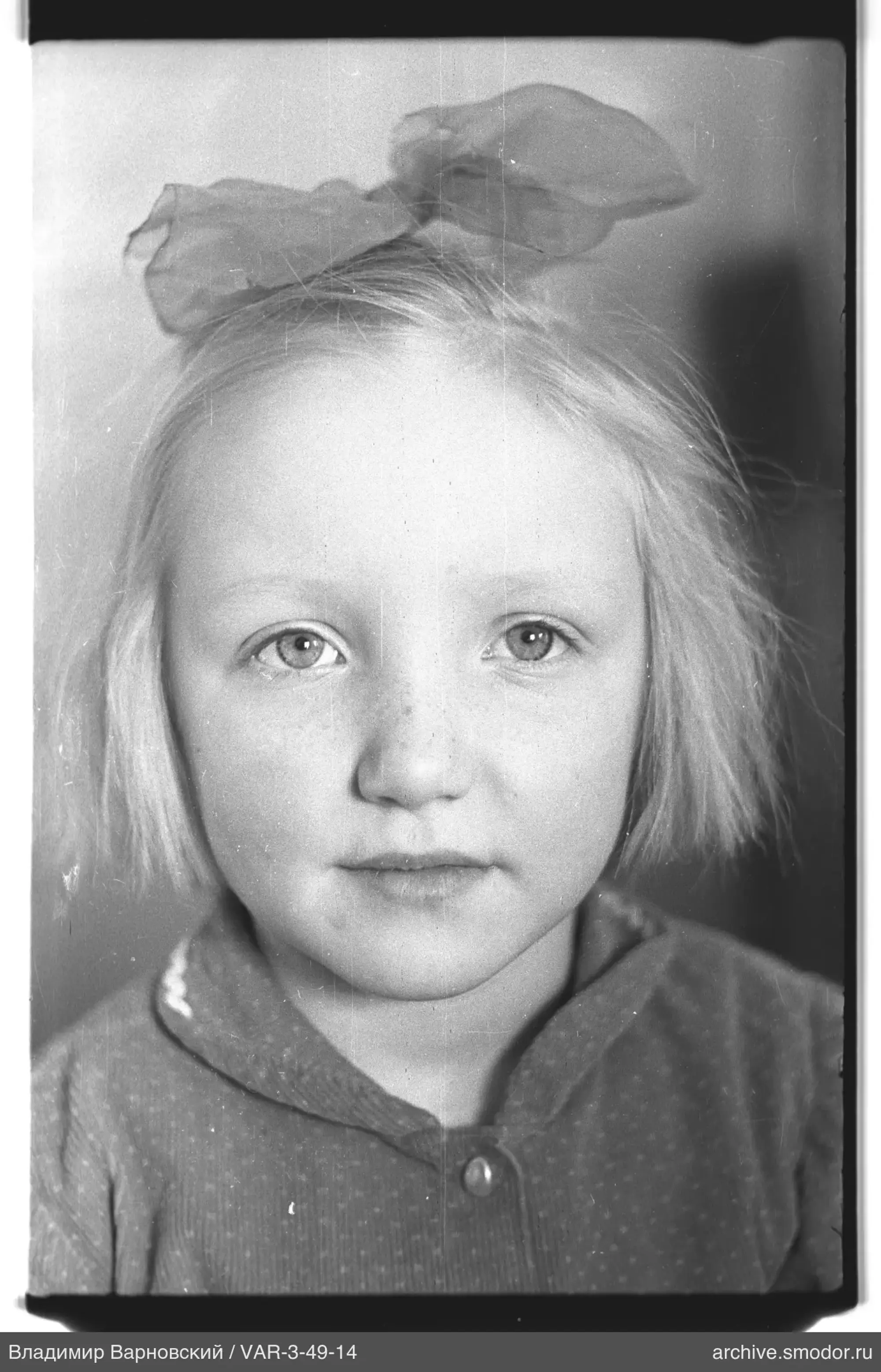 Girl's portrait with bow