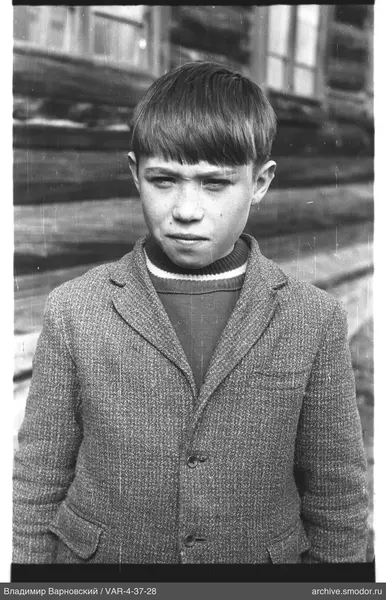 Porträt eines Jungen im Tweedjacke