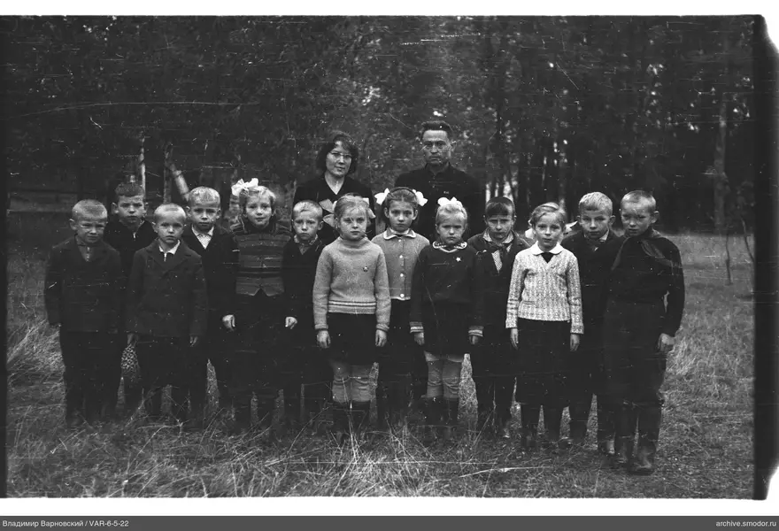 Gruppe von Kindern und Erwachsenen im Freien